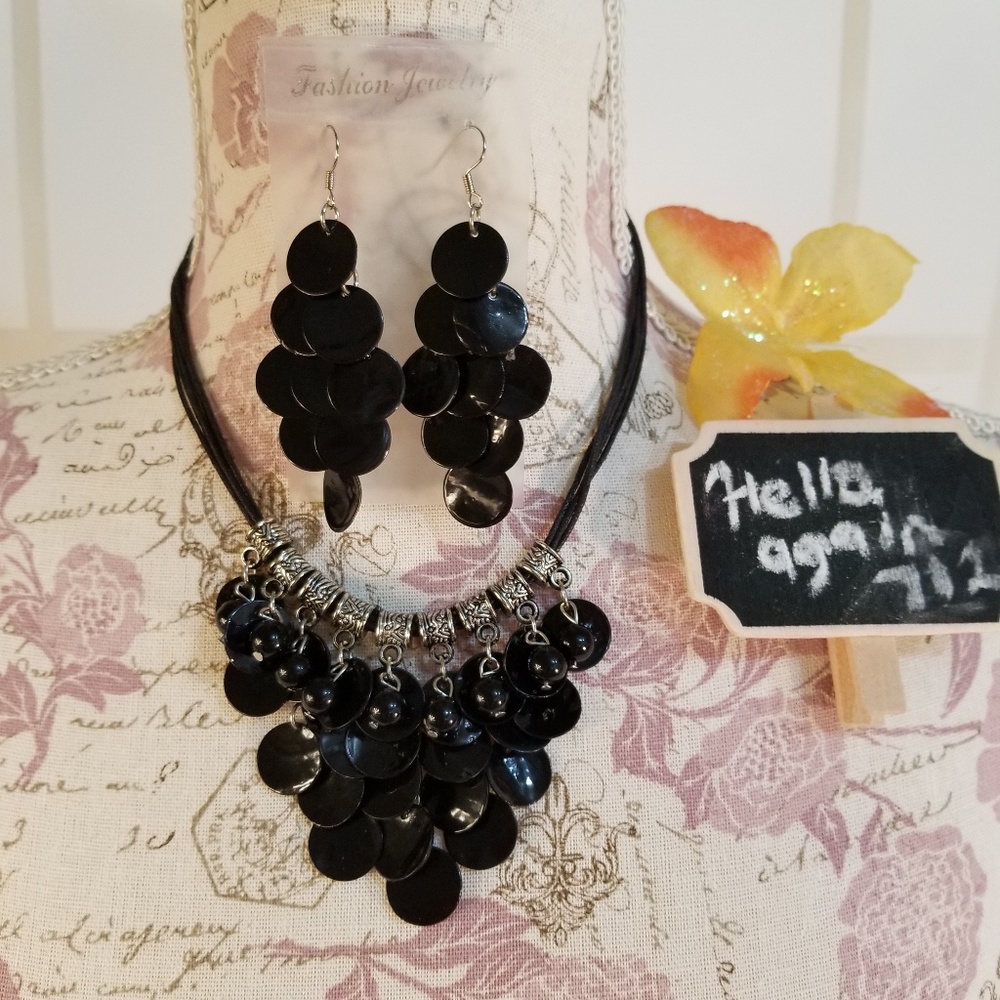 Shiny Black Shell Necklace and Bracelet